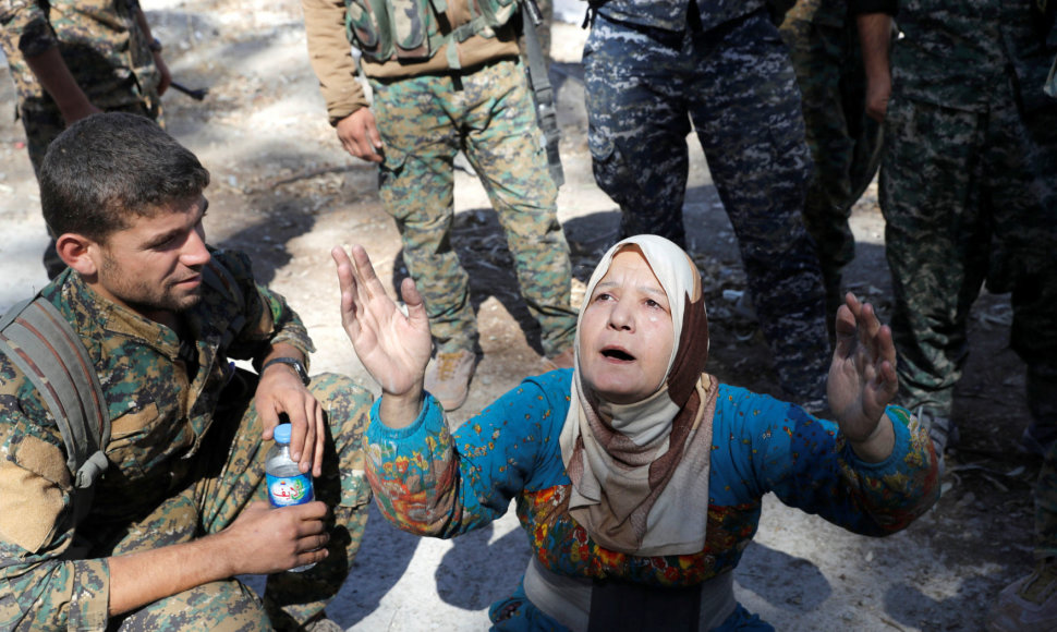 JAV remiamos pajėgos Sirijoje skelbia visiškai užėmusios buvusią „Islamo valstybės“ sostinę Raką