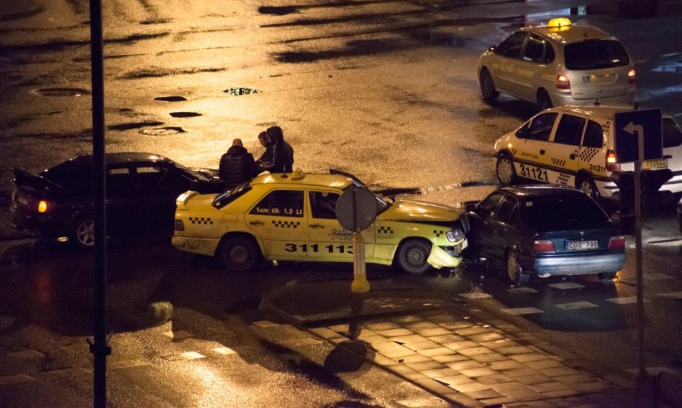 Sausio 15-osios ir Taikos pr. sankryžoje kelios minutės po vidurnakčio susidūrė BMW ir taksi automobilis. 
