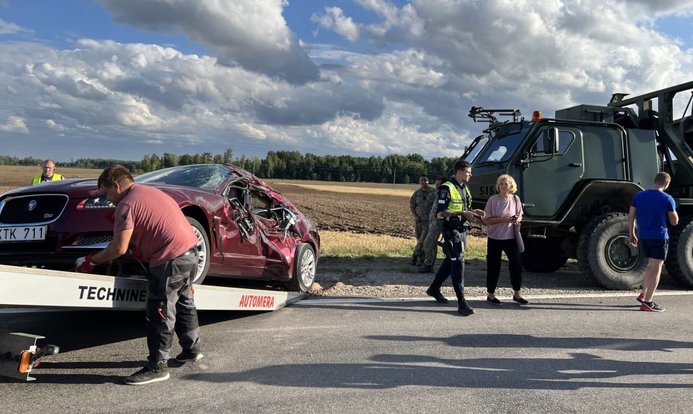 Avarija Radviliškio rajone: lengvasis automobilis susidūrė su Lietuvos kariuomenės mašina 