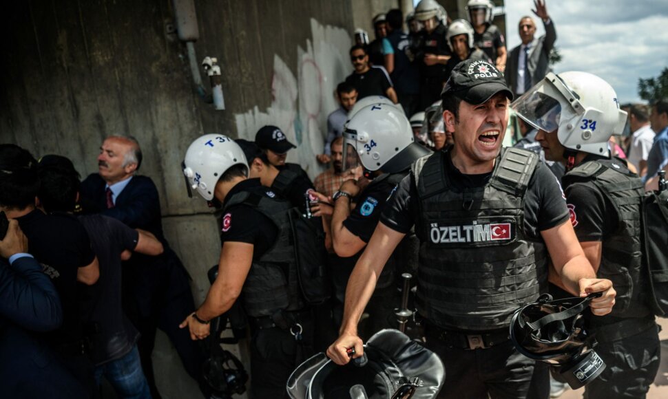 Turkijos policija vaikė protestuotojus