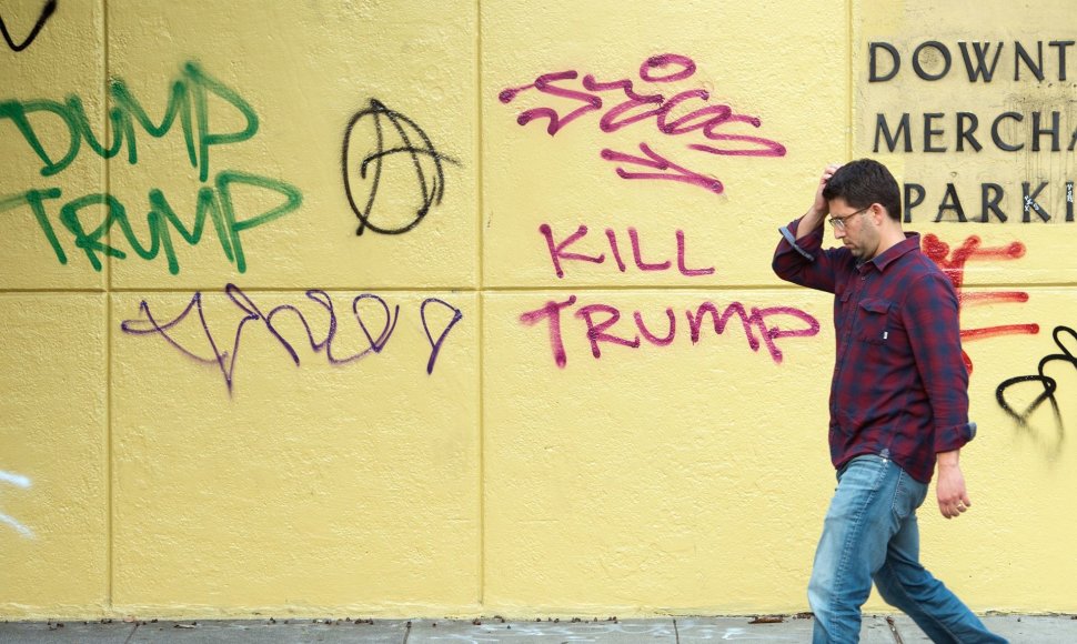 Kalifornijoje pasirodė D.Trumpą keikiančių grafičių