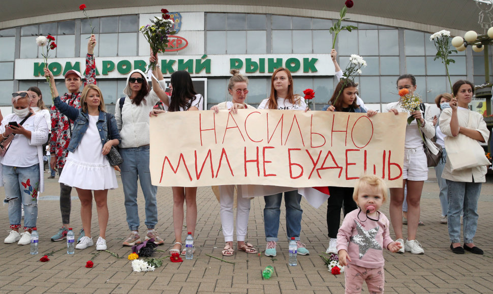 Įvairiuose Baltarusijos miestuose žmonės rikiuojasi į gyvąsias grandines