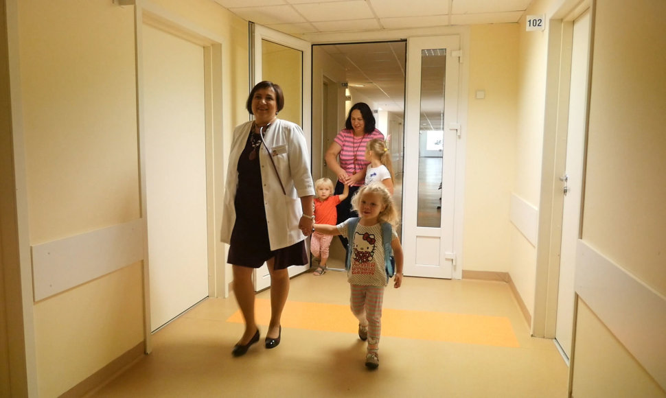 Gyd. Odeta Borkertienė su mažaisiais pacientais