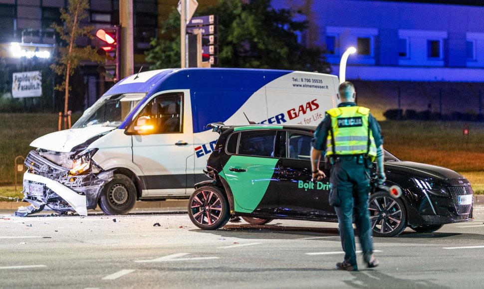 Girtas autobusiuko vairuotojas Ateities gatvėje smarkiai trenkėsi į stovintį „Peugeot“ automobilį