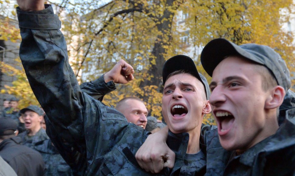 Ukrainos būtinosios tarnybos kariai susirinko protestuoti prie Ukrainos prezidentūros