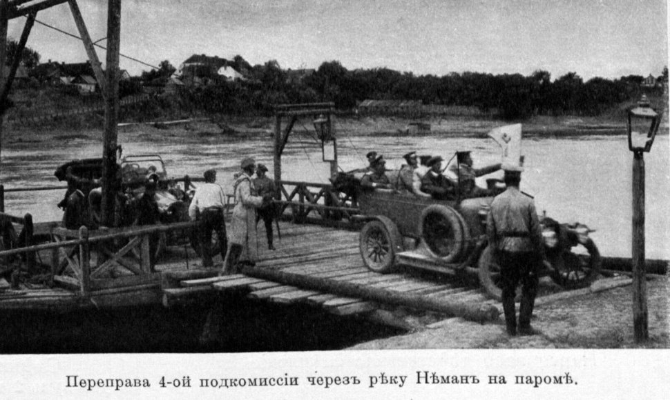 Ties Birštonu keltas „Lėktuvas“ kelia per Nemuną važiavimo dalyvius. 1912. 05. 29.