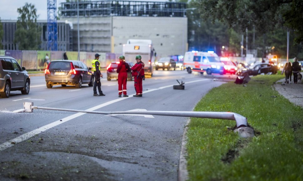 VIlniaus Olandų gatvėje BMW trenkėsi į du stulpus