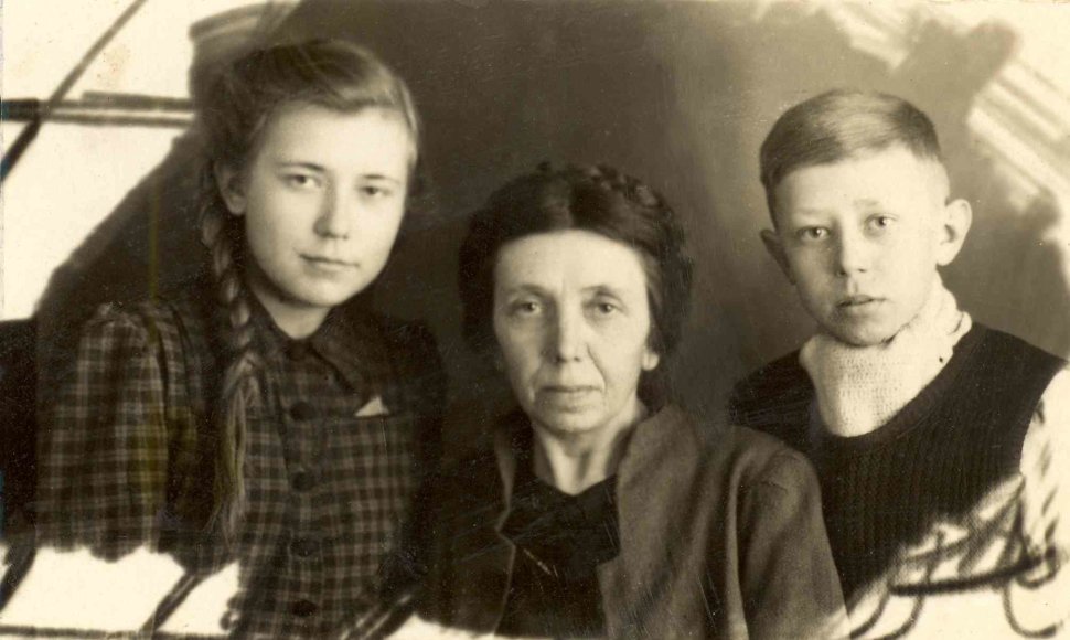 1941 m. tremtinė Elena Laskevičienė su vaikais Birute ir Algirdu. 