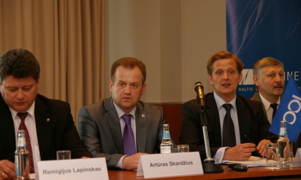 Artūras Skardžius (antras iš kairės) ir advokatas Paulius Koverovas (trečias iš dešinės) 2010 m. kritikavo  Atsinaujinančių išteklių energetikos strategiją