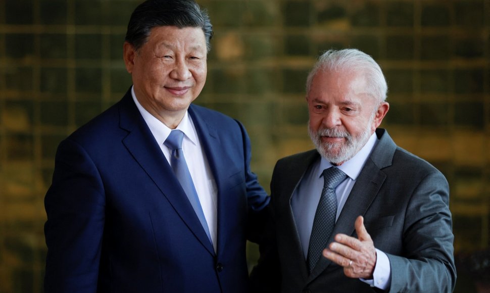 Brazilijos prezidentas Luizas Inacio Lula da Silva (dešinėje) su Kinijos kolega  Xi Jinpingu