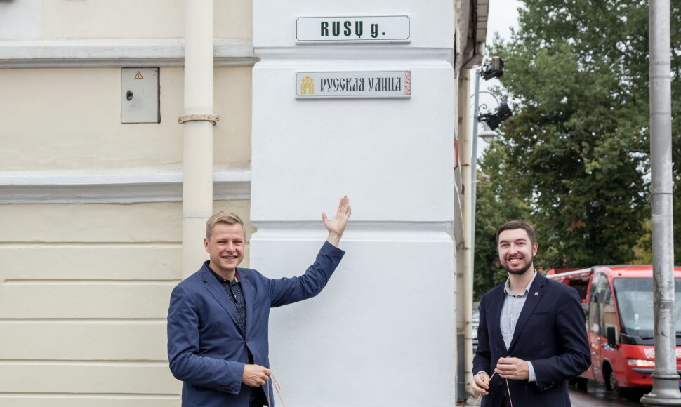 Atidengiama rusiška Rusų gatvės lentelė.