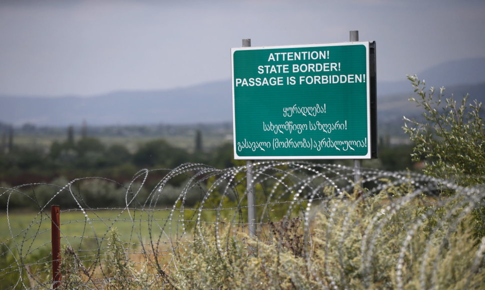 Rusijos kariai vis pastumia Pietų Osetijos sienos su Gruzija riboženklį į šios šalies gilumą