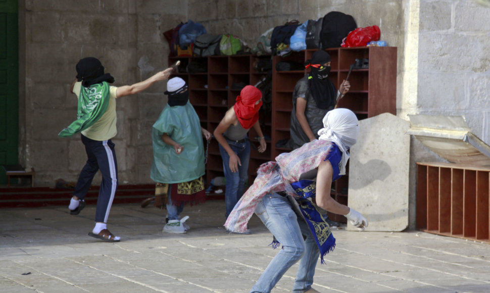 Palestiniečiai svaidė akmenis ir kitus daiktus į žydų maldininkus