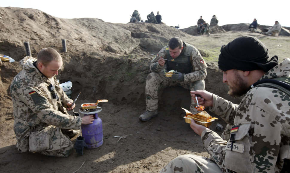 Vokietijos kariai valgo sauso maisto davinį