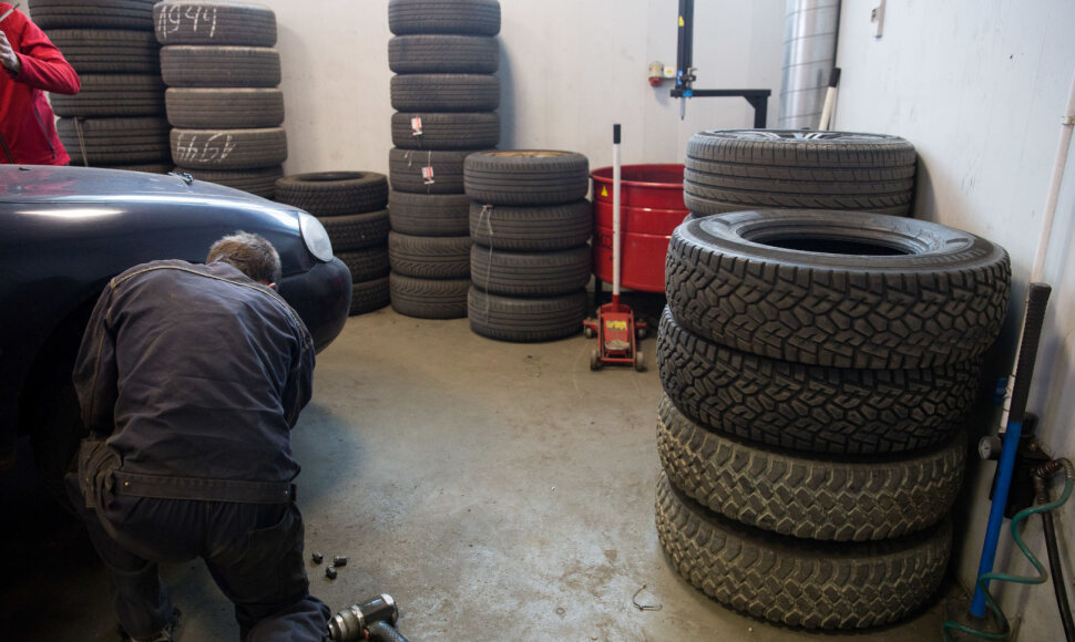 Automobilių servise keičiamos padangos
