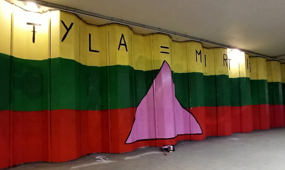 Lietuvos trispalvę papildė LGBT istorijai svarbus simbolis ir užrašas „Tyla = mirtis“