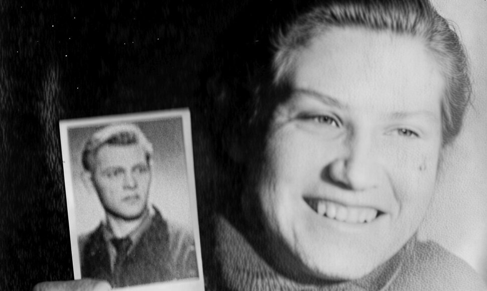 Birutė Širvienė su Pauliaus Širvio fotografija, apie 1954 m.