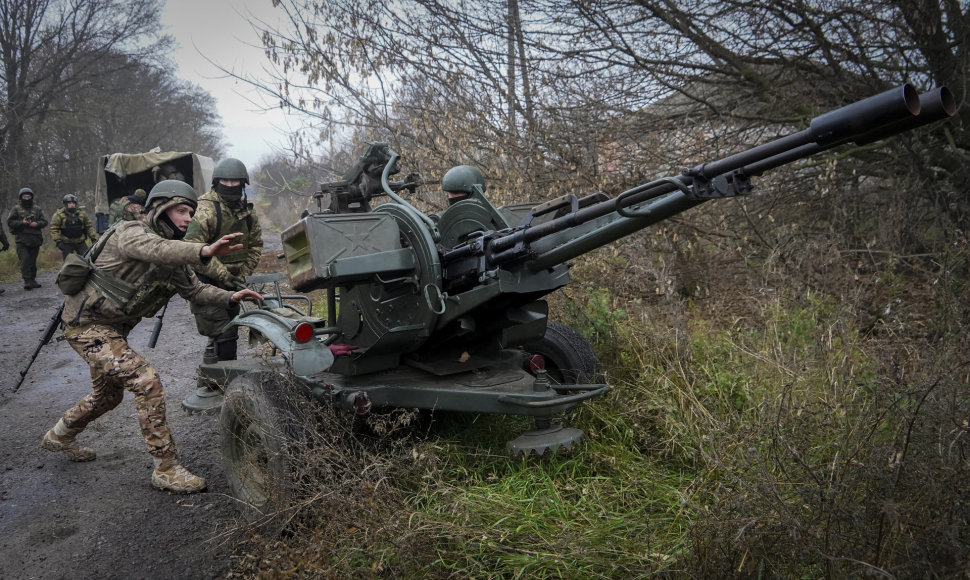 Ukrainos nacionalinės gvardijos kariai ruošiasi apšaudyti Rusijos pozicijas 