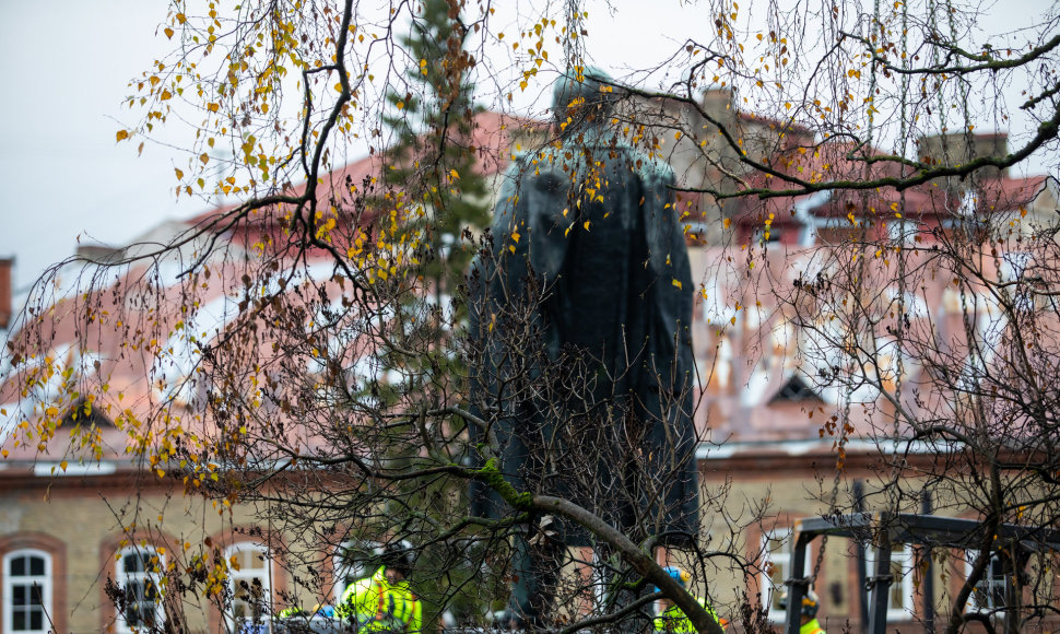 Pasiruošimas Petro Cvirkos paminklo nukėlimui