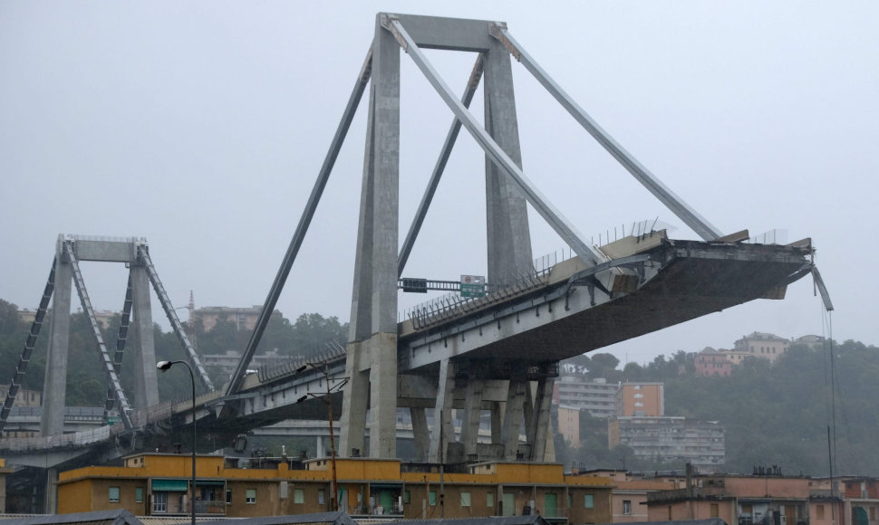 Vienas Ponte Morandi tilto sektorius ties Genuja subyrėjo 2018 m. rugpjūtį