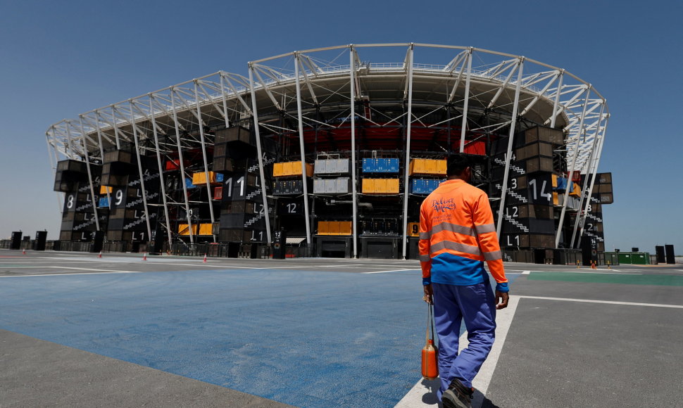Pasaulio čempionato stadionų statybas Katare lydi darbuotojų išnaudojimo skandali.