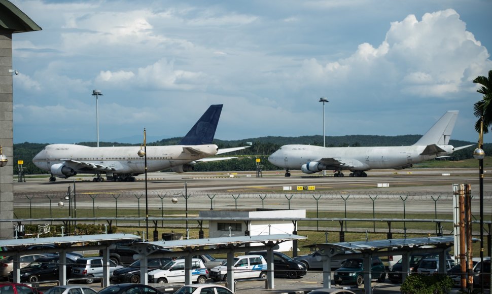 Niekas nežino, kam priklauso jau daugybę mėnesių Kvala Lumpūro oro uoste besiilsintys „Boeing 747-200F“.