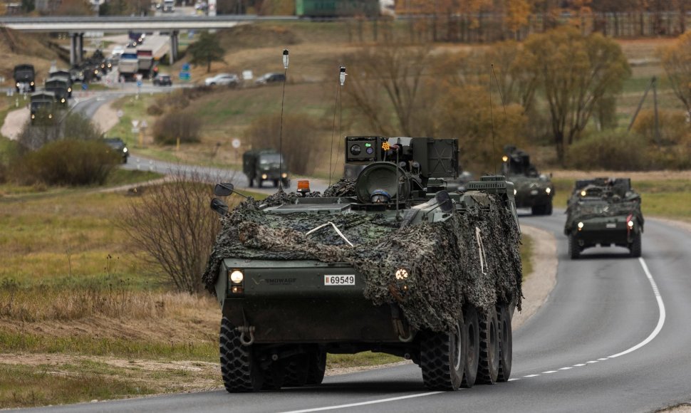 Lietuvos ir sąjungininkų kariai nuo pat ryto intensyviai tęsia judėjimą į Gen. Silvestro Žukausko poligoną Pabradėje.