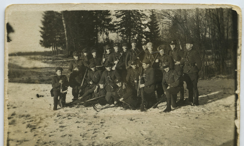 Kelionė į Lietuvos partizanų vadų suvažiavimą. Pietų Lietuvos (Nemuno) srities įgaliotiniai su Vakarų Lietuvos (Jūros) srities partizanais. 1949 m. vasario mėn.