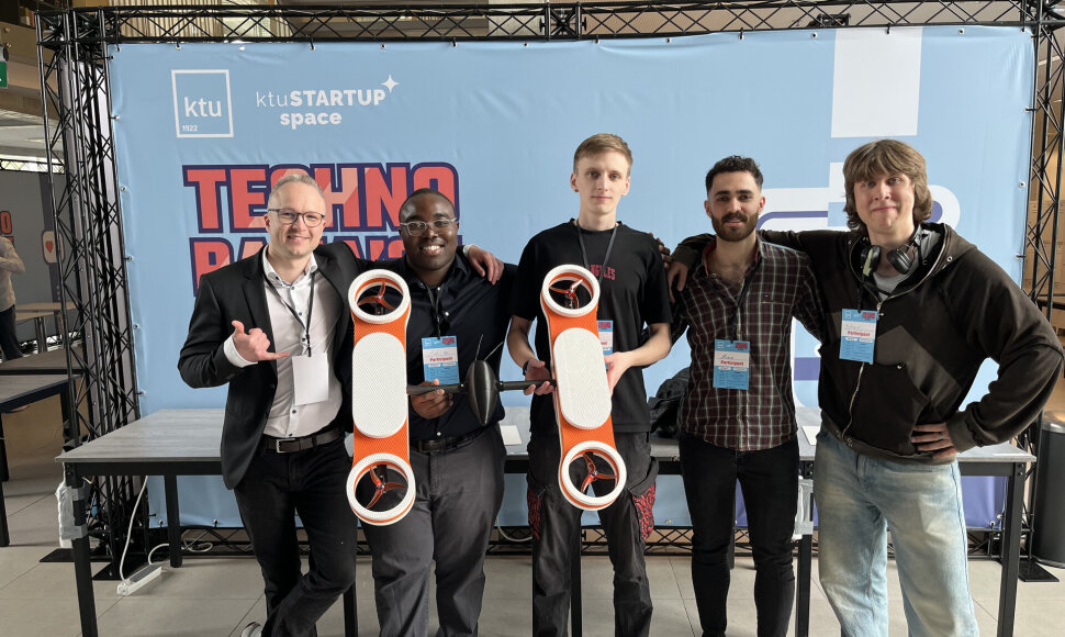 KTU studentai sukūrė vandens droną, galintį išgelbėti skęstančiuosius