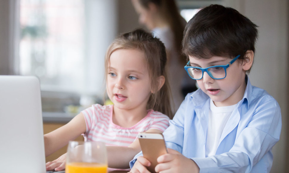 Patys vaikai nesugeba riboti savo laiko prie ekranų – tai padaryti turi suaugusieji