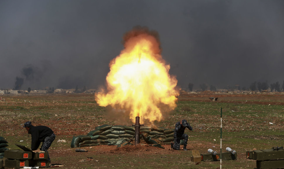 Irako pajėgos apšaudo IS pozicijas prie Mosulo