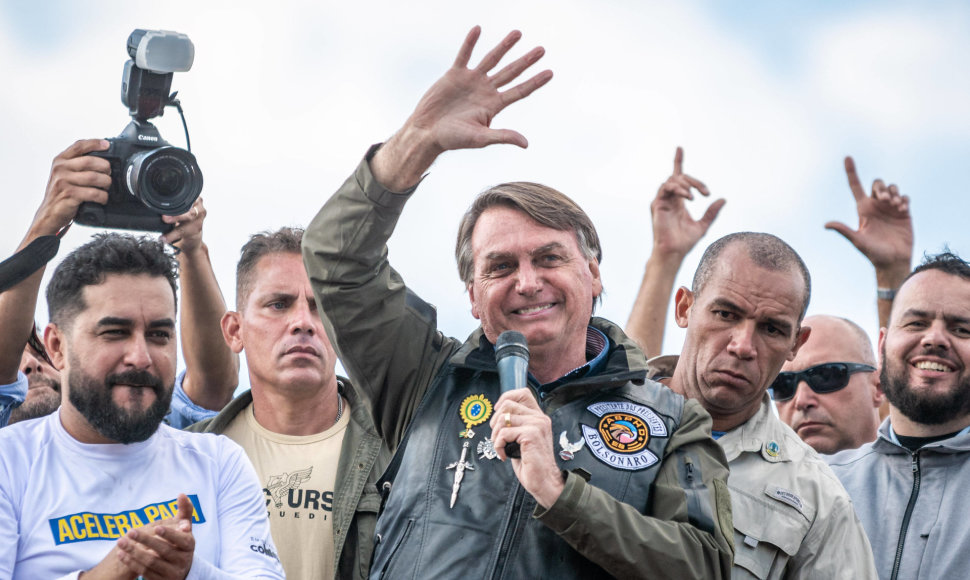 Jairas Bolsonaro (centre)