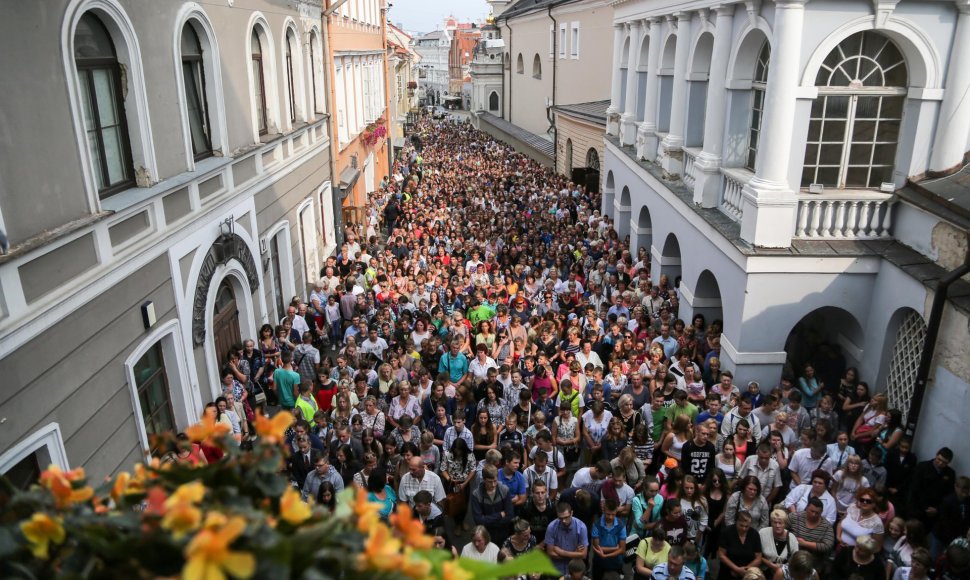 Vilniaus krašto moksleiviai meldžiasi prie Aušros vartų