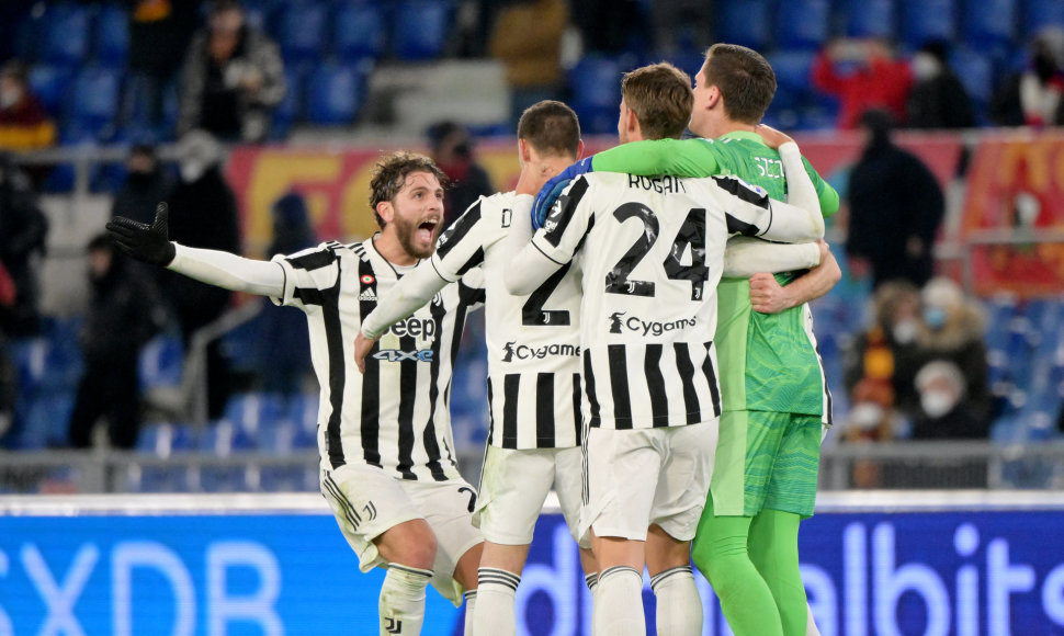 Turino „Juventus“ futbolininkai švenčia pergalę Romoje