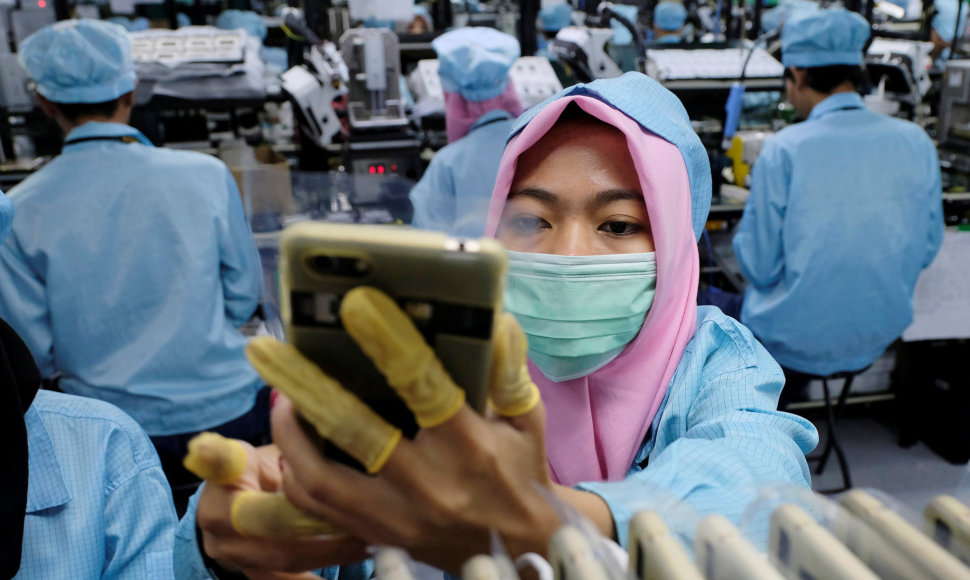 Darbas „Oppo“ telefonų surinkimo linijoje Indonezijoje