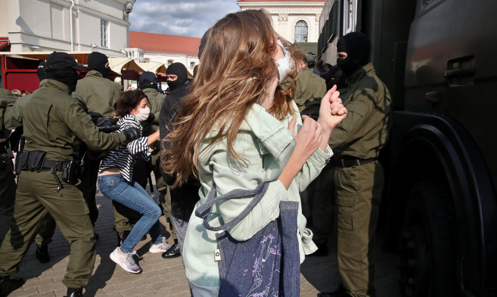 Moterų maršo Minske metu sulaikomi protestuotojai