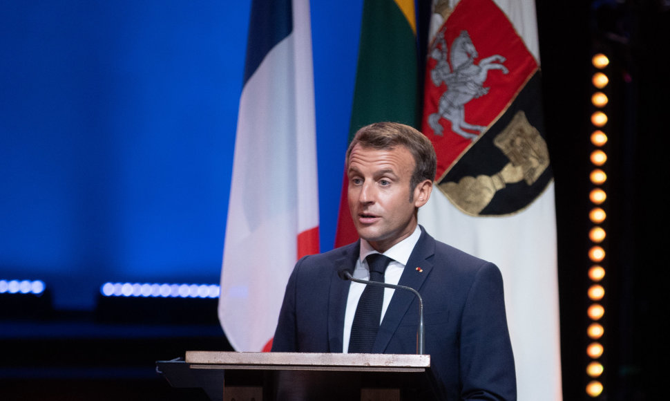 E.Macronui suteiktas VU garbės daktaro vardas