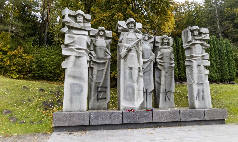 Vilniaus Antakalnio kapinėse apipaišytas paminklas sovietų kariams