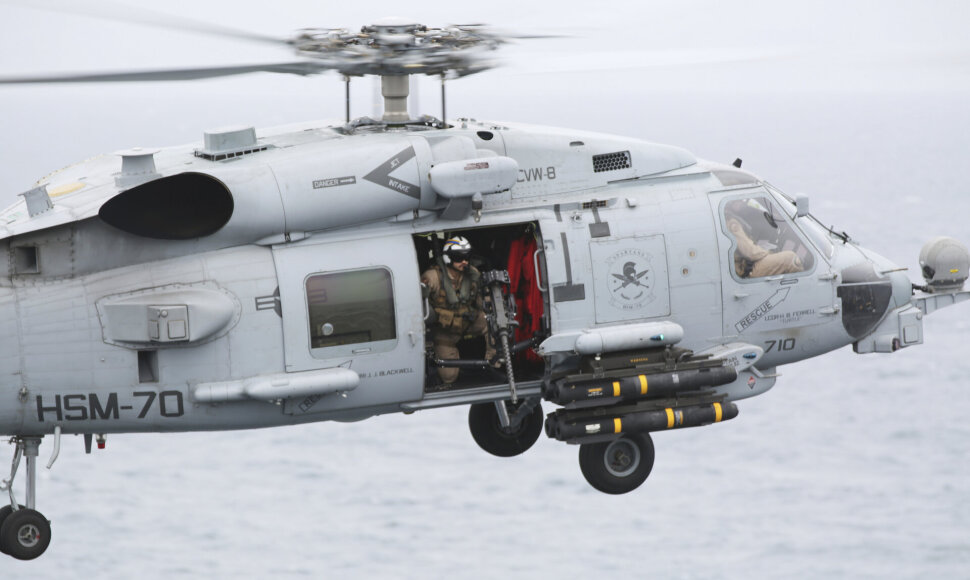 Sraigtasparnis &bdquo;MH-60&ldquo; leidžiasi ant JAV lėktuvne&scaron;io &bdquo;USS George H.W. Bush&ldquo;