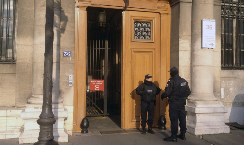 Prancūzijoje prieš teismą stojo turistės išžaginimu kaltinami du policininkai