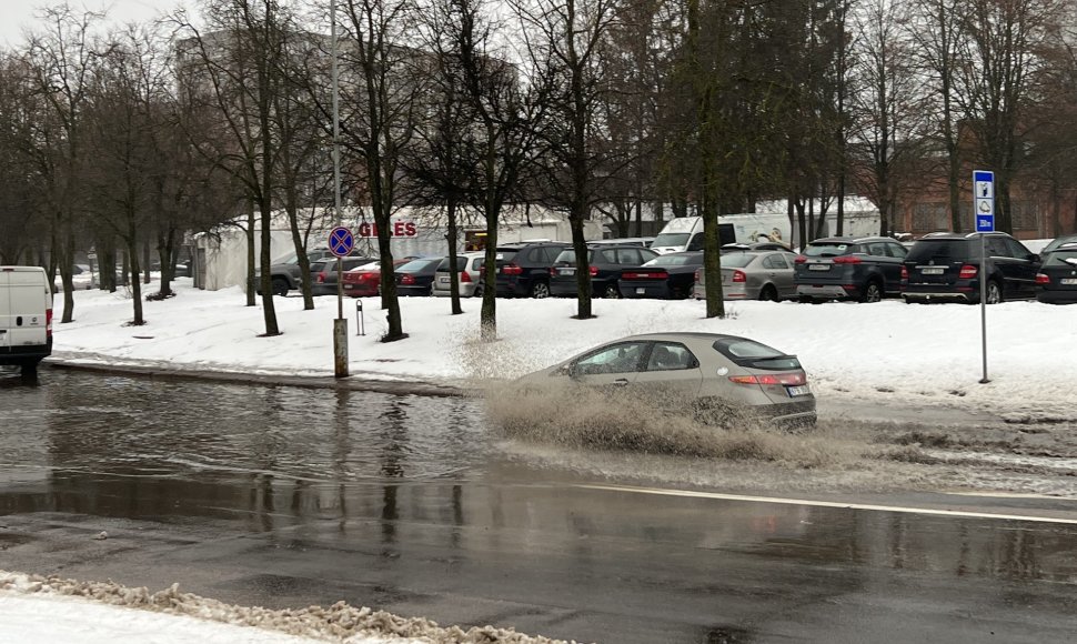Tirpstantis sniegas Vilniuje užtvenkė ežerus