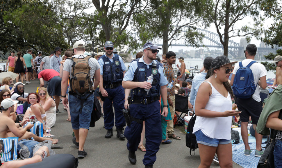 Australijos policininkai stebi besirenkančius žmones Sidnėjuje.
