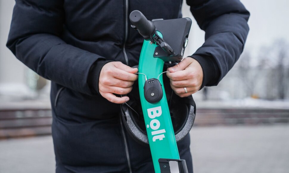 Šalmo uždėjimas ant &bdquo;Bolt&ldquo; paspirtuko. &bdquo;Bolt&ldquo; nuotrauka