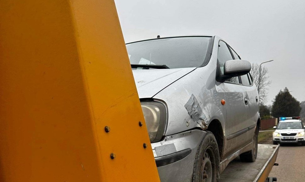 Rūdaičiuose neblaivūs vyrai trečiadienio rytą bandė nusipirkti dar degtinės. Tačiau tik išvažiavę iš parduotuvės kiemo buvo sustabdyti. Automobilis „Nissan“ atimtas.