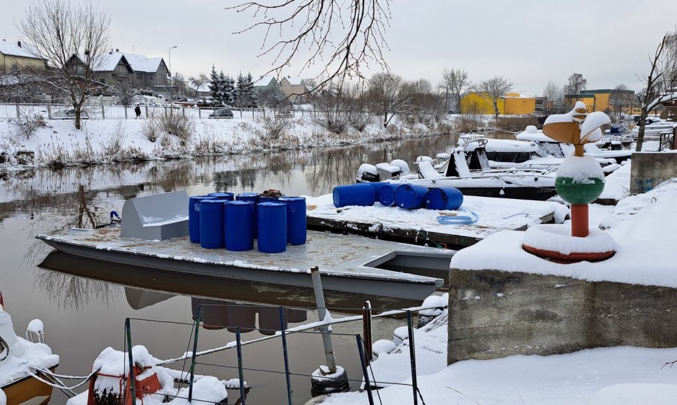 Uostamiesčio startuolis „Popa Boat“ žiemos sezoną išnaudoja elektrinio vandens transporto sprendimų tobulinimui ir testavimui.