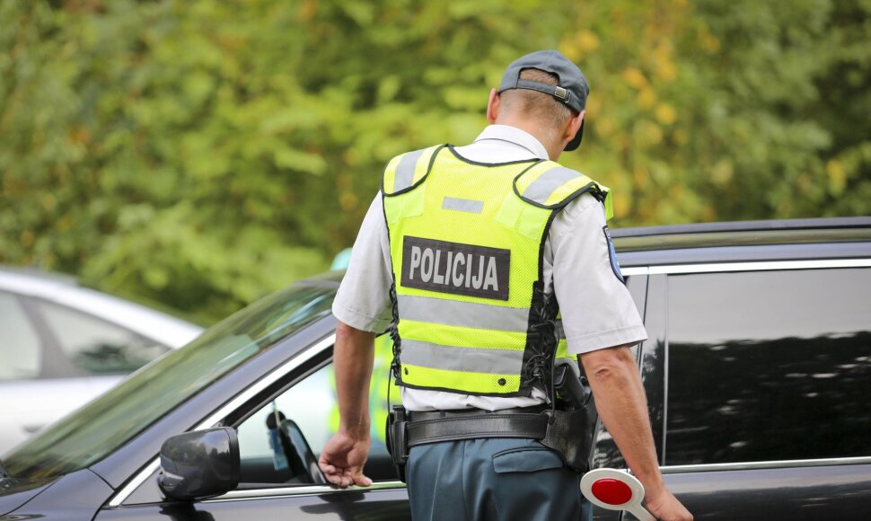 Vairuotojas duoda ky&scaron;į pareigūnui/ Asociatyvi nuotrauka