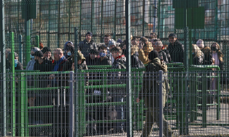 Ukrainiečių pabėgėliai kerta Lenkijos sieną. Vasario 24 d.