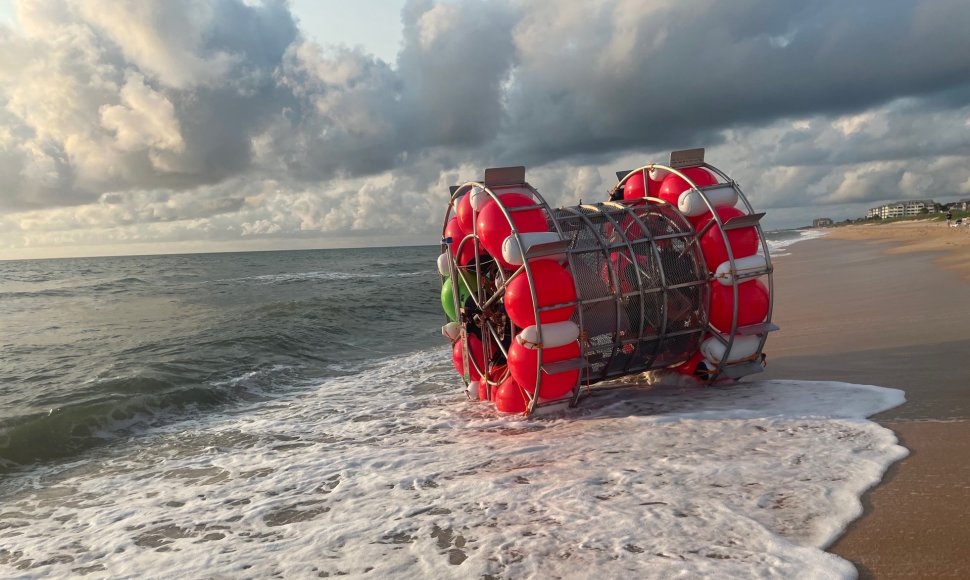 Rezas Baluchis Atlanto vandenyną norėjo perplaukti milžinišku „žiurkėno ratu“ 