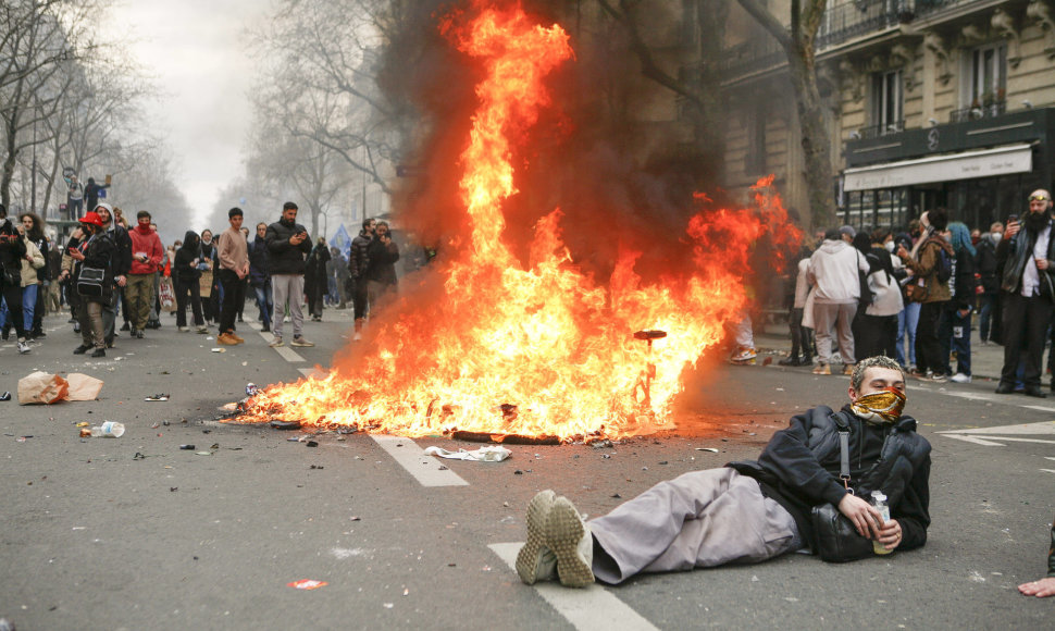 Paryžiuje vėl įvyko policijos ir protestuotojų susirėmimai
