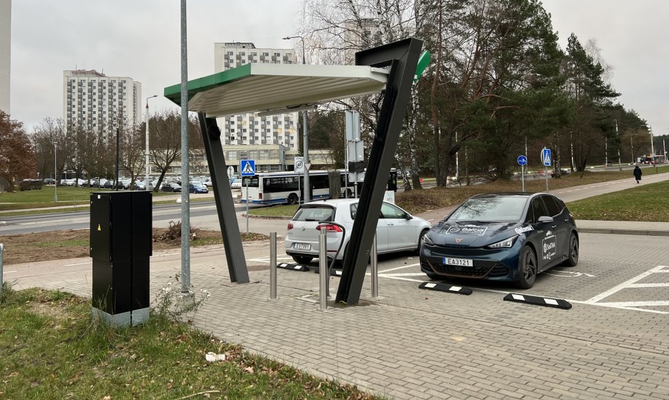 Naujos nemokamo elektromobilių įkrovimo stotelės Vilniuje, Saulėtekio al.